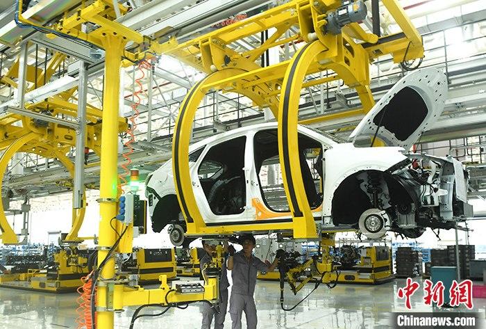 資料圖：一汽車生產(chǎn)車間內(nèi)的工作人員正在組裝車輛。 <a target='_blank' href='http://www.chinanews.com/'>中新社</a>記者 陳超 攝